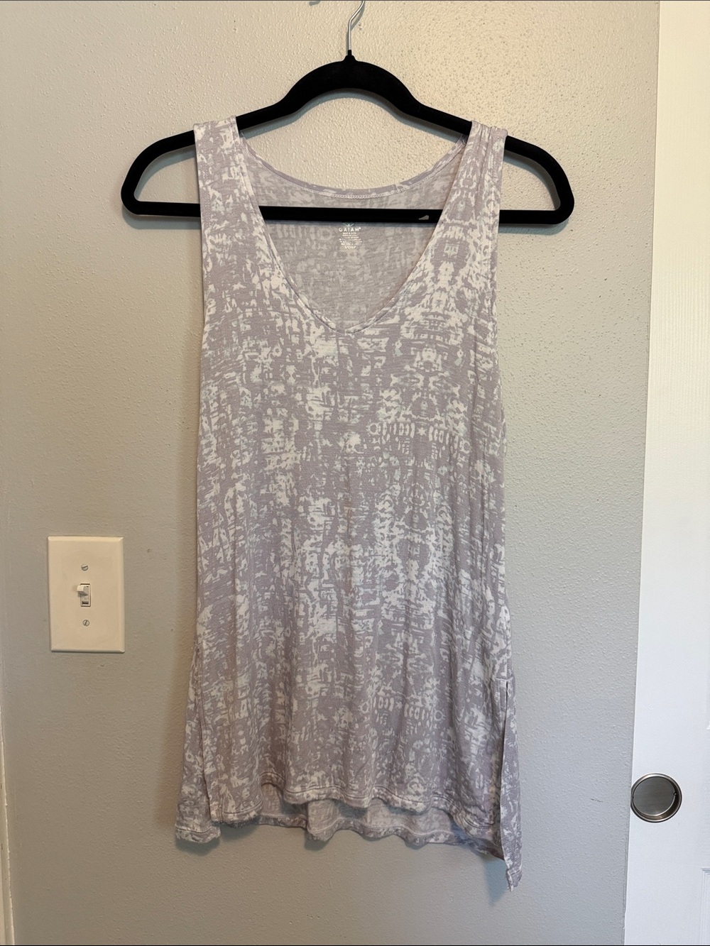 GAIAM Light Gray Subtle Pattern Sleeveless Tunic